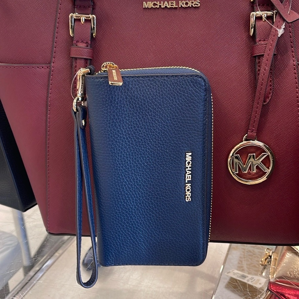 MICHAEL KORS LARGE FLAT MULTIFUNCTION PHONE CASE WALLET WRISTLET
NAVY COLOR
NWT